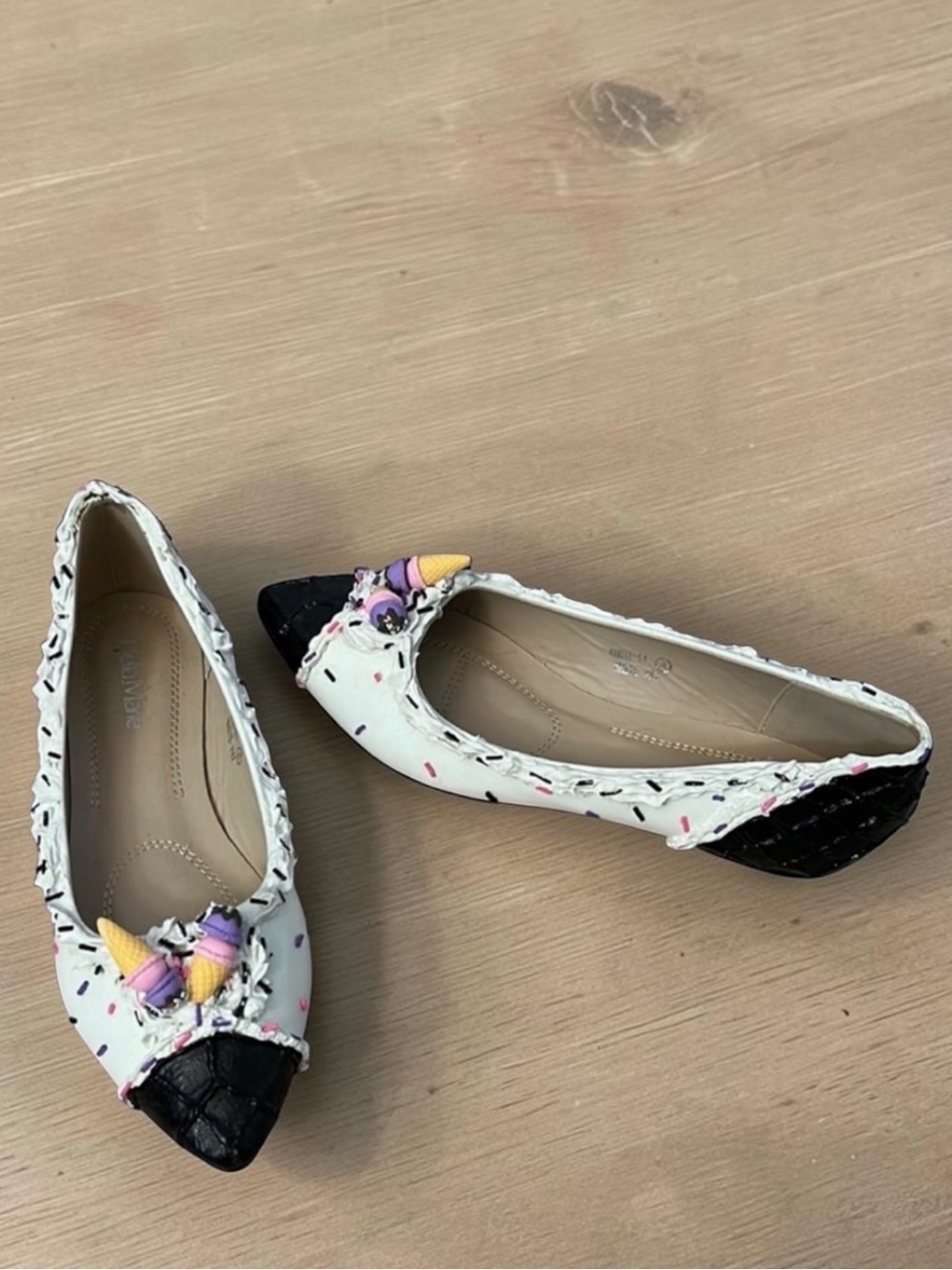 🍦Handmade Waffle Cone Ice Cream Shoes With Sprinkles!
Pointy toe, Size 8 - Picture 2 of 15